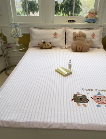 91家纺网 家纺一手货源 找家纺 2025年新款PE提花卡通毛巾绣凉席系列场景一 趣多多