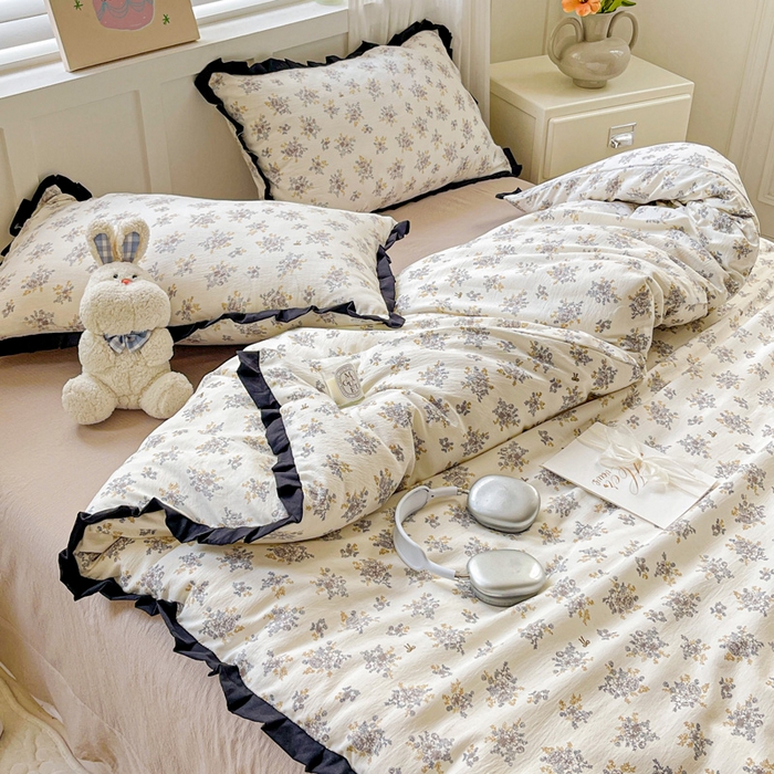 91家纺网 家纺一手货源 找家纺 优选良品 2025新款直播热款赫本风皱皱双层纱花边款针织皱皱纱法式印花吊边床单三件套床笠四件套 白茶