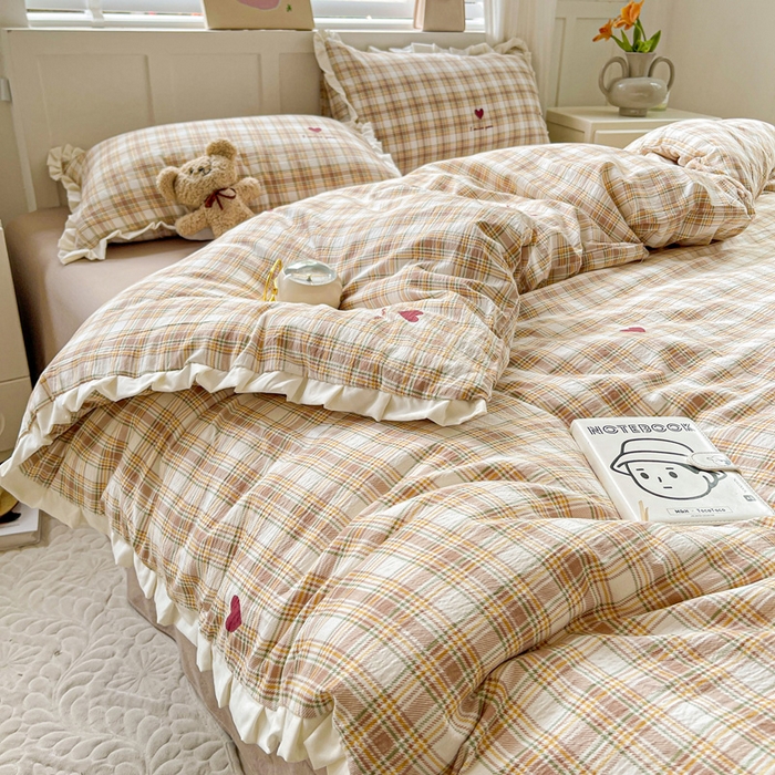 91家纺网 家纺一手货源 找家纺 优选良品 2025新款直播热款赫本风皱皱双层纱花边款针织皱皱纱法式印花吊边床单三件套床笠四件套 格子爱心