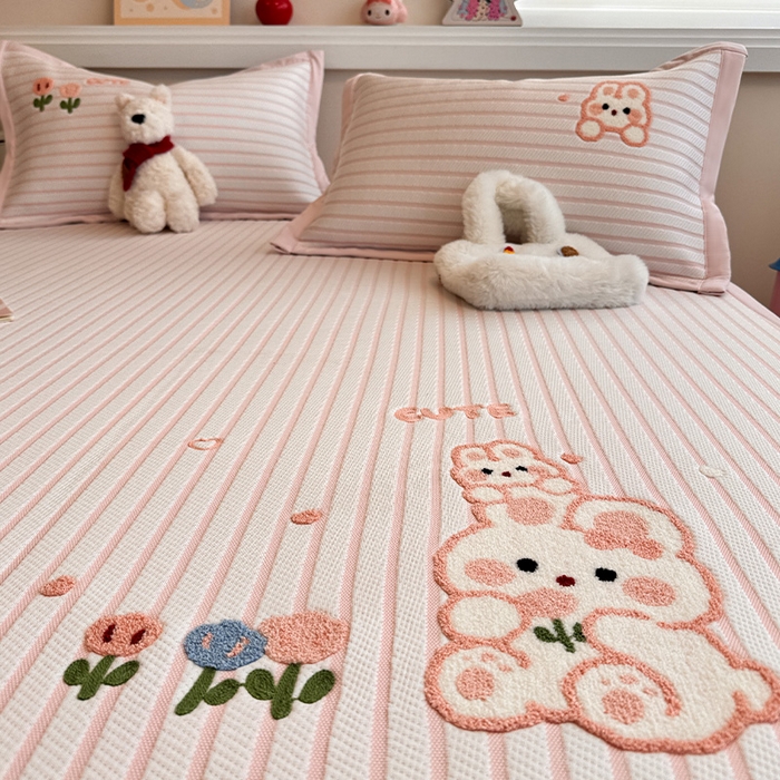 91家纺网 家纺一手货源 找家纺 蓝邻家纺 2025年新款PE提花卡通毛巾绣凉席系列场景二 软萌兔