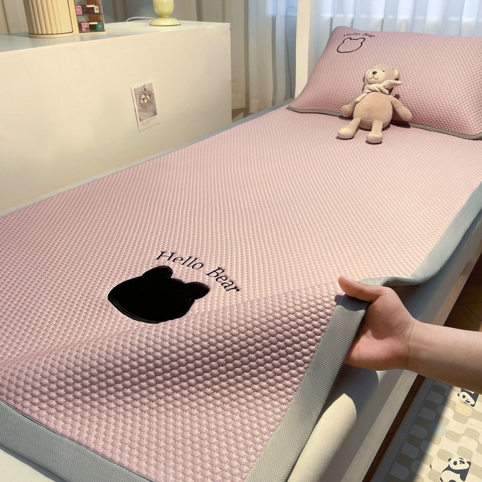 91家纺网 家纺一手货源 找家纺 （总）梵朴 2025新款凉感PE冰豆豆贴布绣凉席-学生床