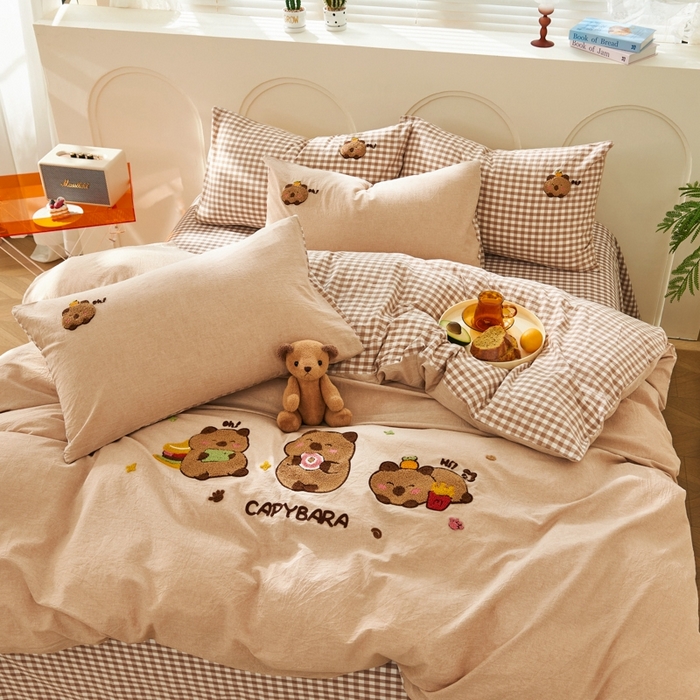 91家纺网 家纺一手货源 找家纺 徕米家居  2025新款色织全棉水洗棉毛巾绣四件套 卡皮巴拉-咖