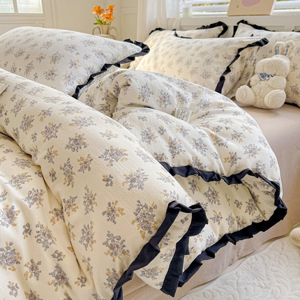 91家纺网 家纺一手货源 找家纺 （总）优选良品 2025新款直播热款赫本风皱皱双层纱花边款针织皱皱纱法式印花吊边床单三件套床笠四件套（提供买家秀）