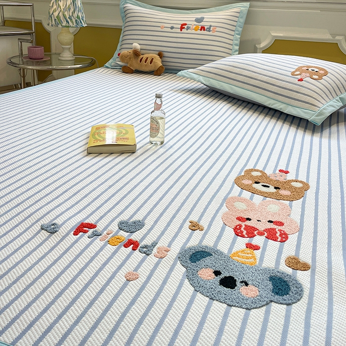 91家纺网 家纺一手货源 找家纺 2025年新款PE提花卡通毛巾绣凉席系列场景一 熊熊伙伴