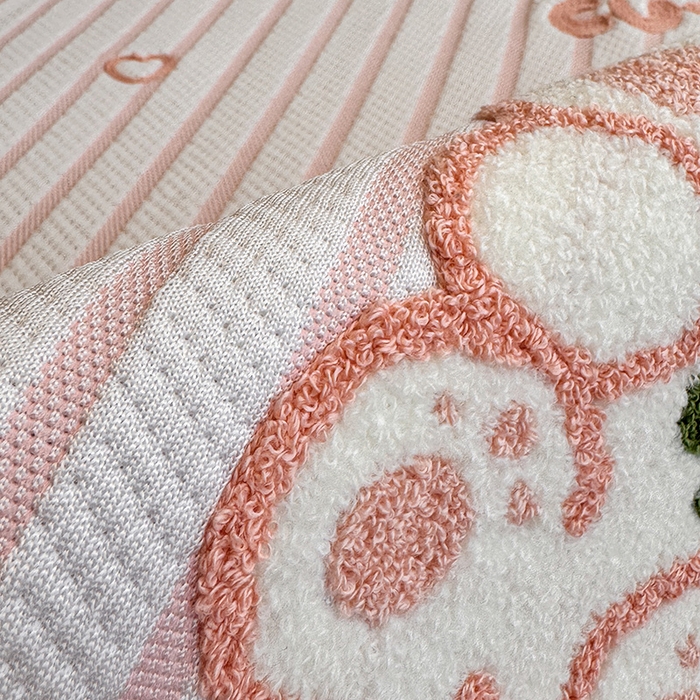 91家纺网 家纺一手货源 找家纺 蓝邻家纺 2025年新款PE提花卡通毛巾绣凉席系列场景二 软萌兔