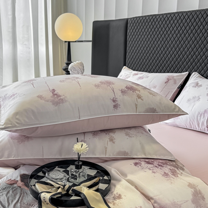 91家纺网 家纺一手货源 找家纺 洺兰家居 2025春夏新款100支莱赛尔天丝贡缎数码印花麻绳款四件套高端礼盒 魅影粉