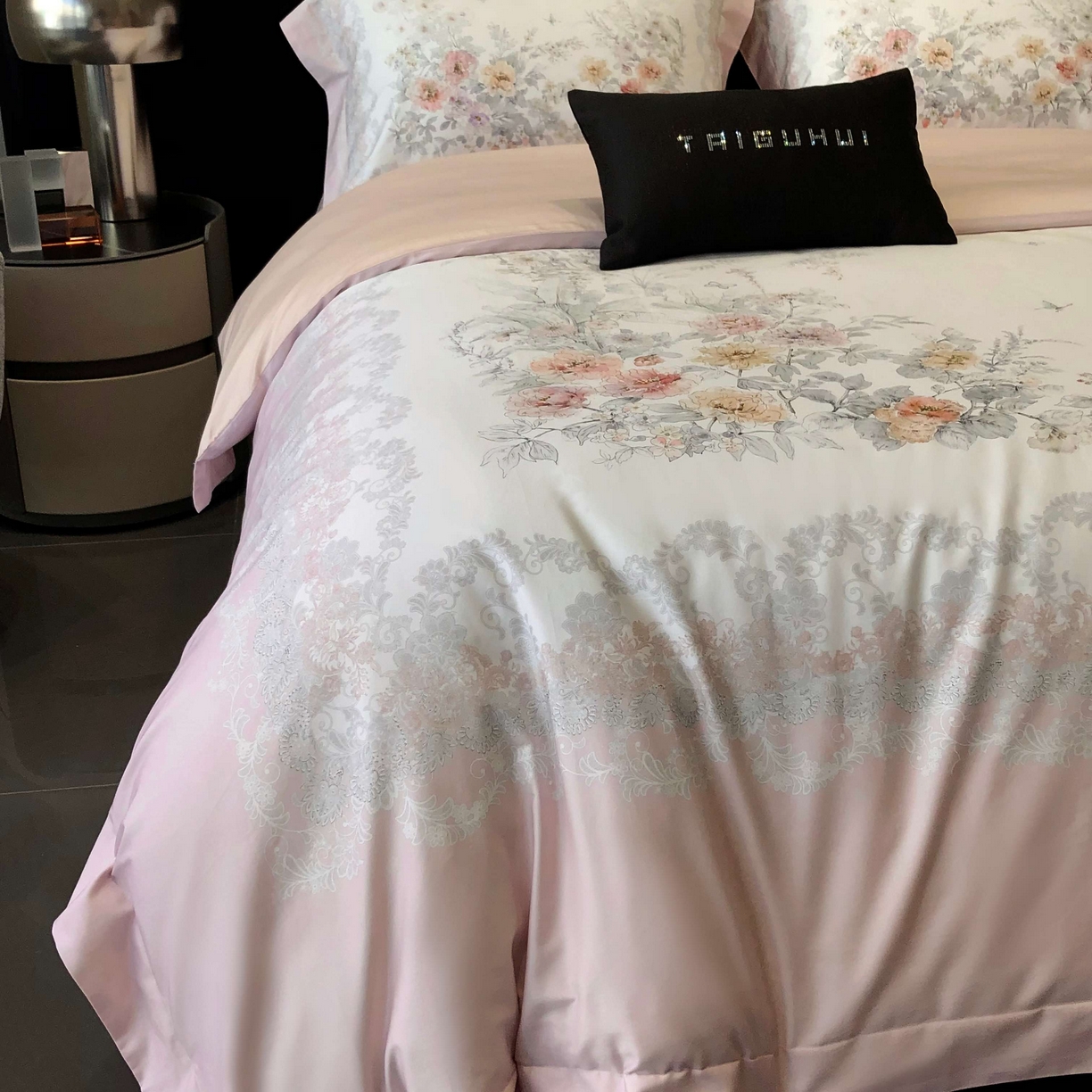 91家纺网 家纺一手货源 找家纺 2025新款高支高密长绒棉大版数码印花双拼系列四件套【券后不低于388】 一路繁花-粉色