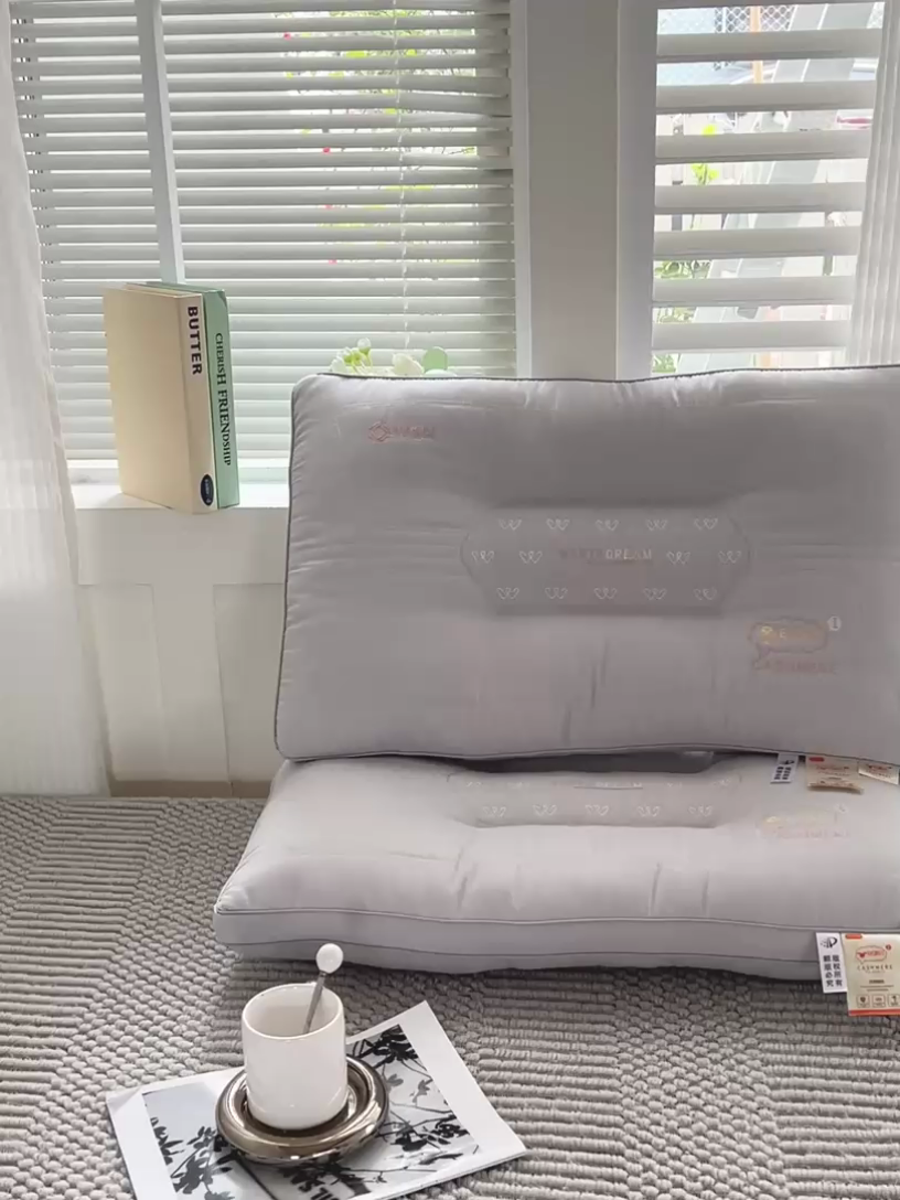 91家纺网 家纺一手货源 找家纺 （总）幸运草 2025新款刺绣羊绒蛋白枕头 成人家用性价比高的枕芯