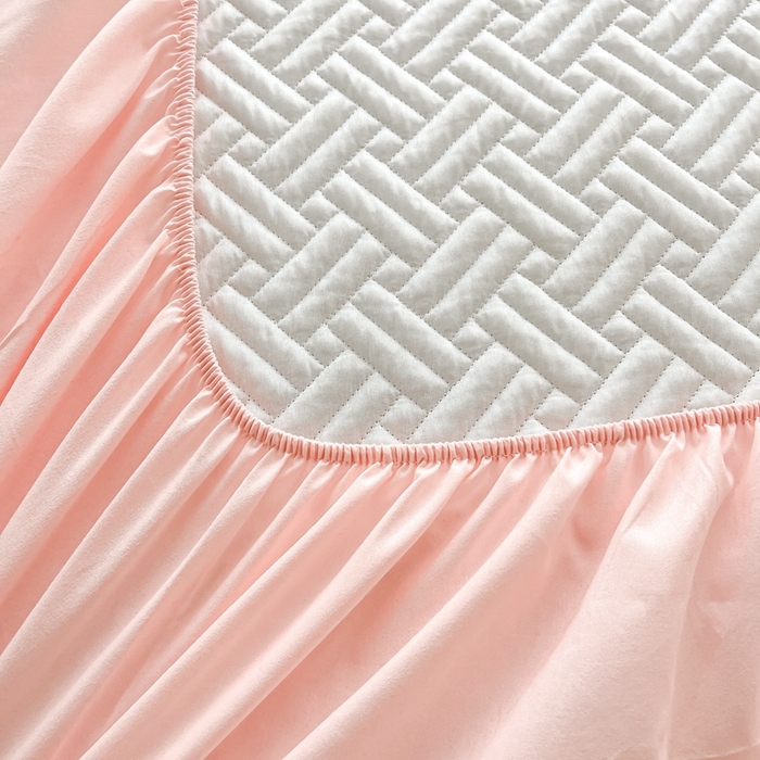 91家纺网 家纺一手货源 找家纺 欧邦 2025新款四季款纯色水洗棉夹棉床笠床垫保护罩-场景二 条格-粉玉