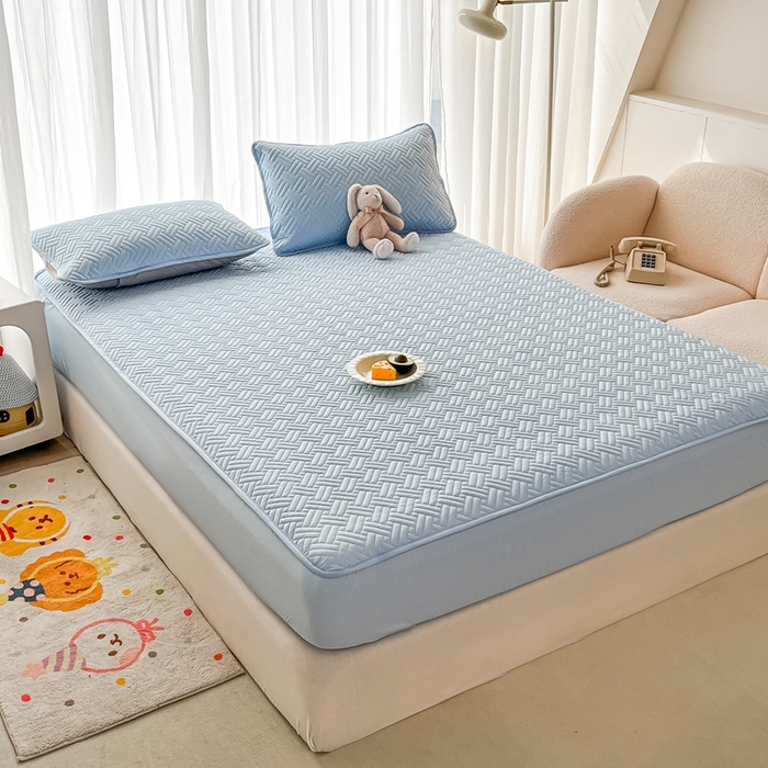 91家纺网 家纺一手货源 找家纺 欧邦 2025新款四季款纯色水洗棉夹棉床笠床垫保护罩-场景二 条格-天蓝