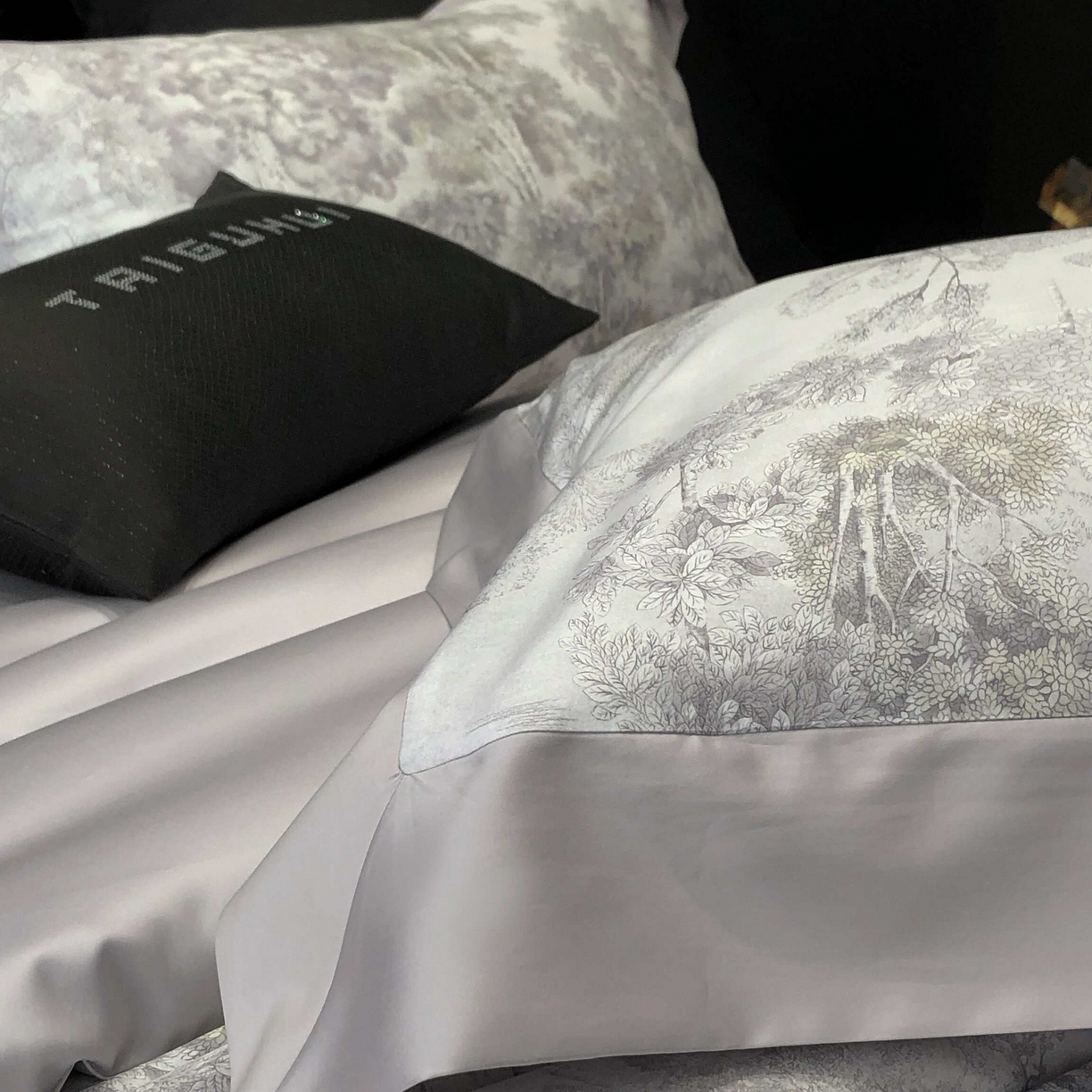 91家纺网 家纺一手货源 找家纺 2025年高支高密长绒棉专版活性数码印花系列四件套【券后控价——券后不低于378】 丽奥娜-杏子灰