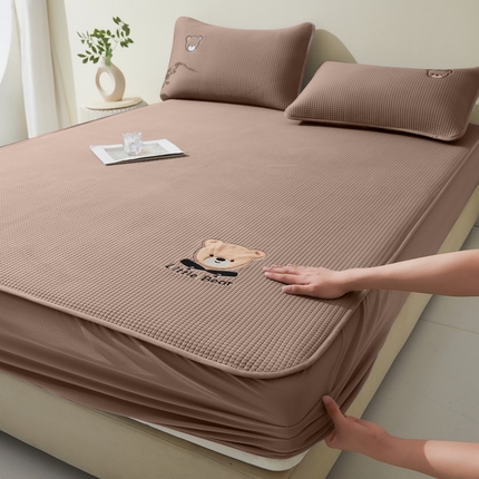 91家纺网 家纺一手货源 找家纺 （总）爱思凯家纺 2025新款【瑞宝熊】PE凉感床笠款冰豆豆软席凉席席子-场景一