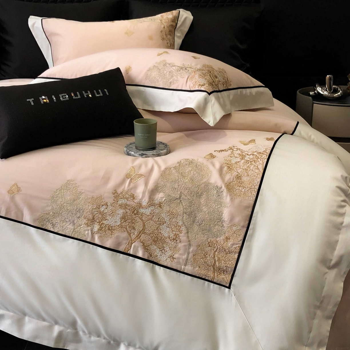 91家纺网 家纺一手货源 找家纺 太古汇家居 2025年长绒棉高定绣花四件套-“春日来信”系列 春日来信-冰梅粉