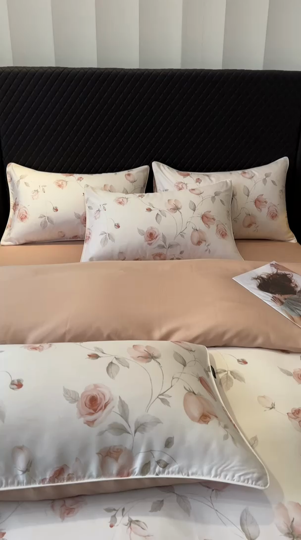 91家纺网 家纺一手货源 找家纺 芊寻家居 2025春夏新款50支莱赛尔天丝贡缎数码印花麻绳款四件套高端礼盒 花意盈香粉