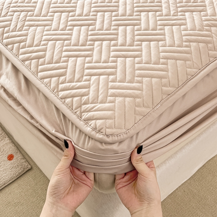 91家纺网 家纺一手货源 找家纺 欧邦 2025新款四季款纯色水洗棉夹棉床笠床垫保护罩-场景二 条格-卡其