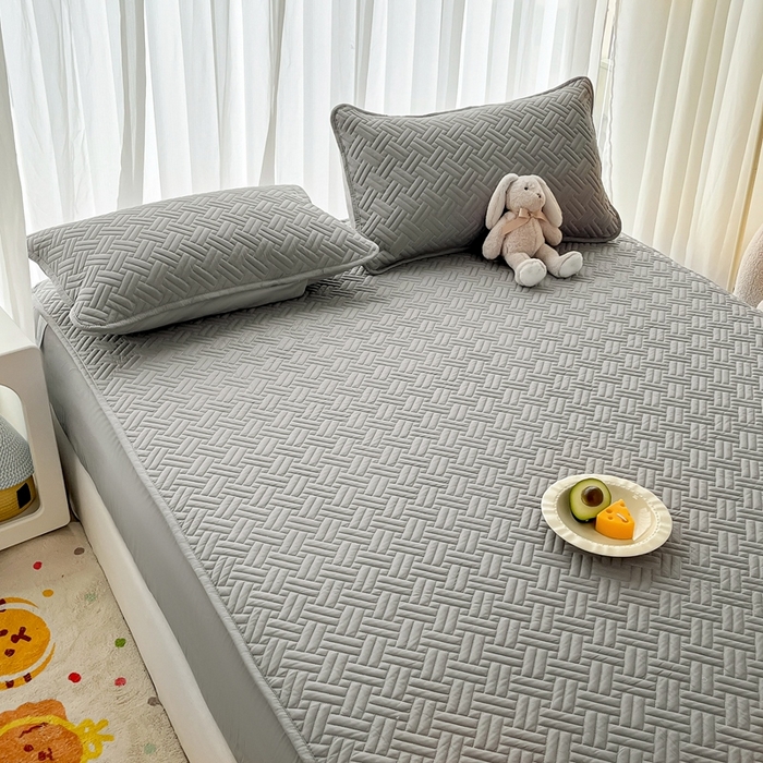 91家纺网 家纺一手货源 找家纺 欧邦 2025新款四季款纯色水洗棉夹棉床笠床垫保护罩-场景二 条格-浅灰