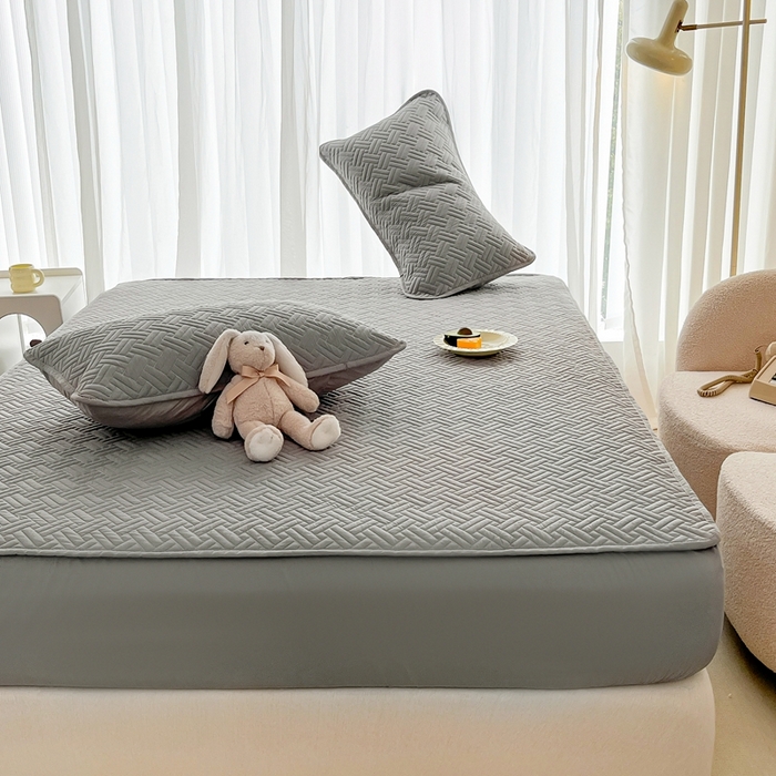 91家纺网 家纺一手货源 找家纺 欧邦 2025新款四季款纯色水洗棉夹棉床笠床垫保护罩-场景二 条格-浅灰