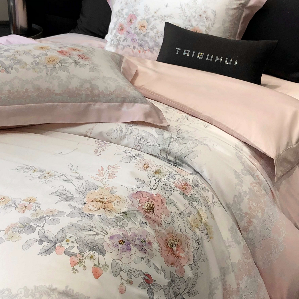 91家纺网 家纺一手货源 找家纺 2025新款高支高密长绒棉大版数码印花双拼系列四件套【券后不低于388】 一路繁花-粉色