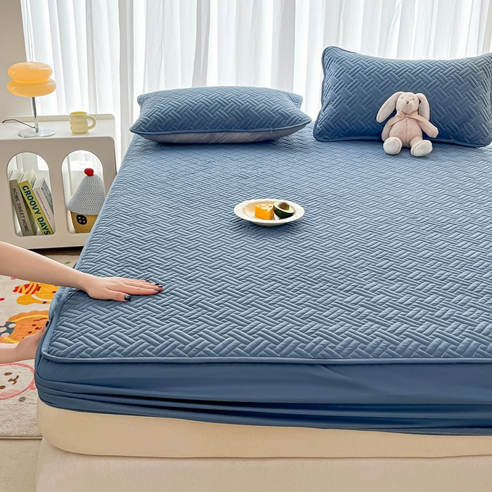91家纺网 家纺一手货源 找家纺 欧邦 2025新款四季款纯色水洗棉夹棉床笠床垫保护罩-场景二 条格-藏蓝