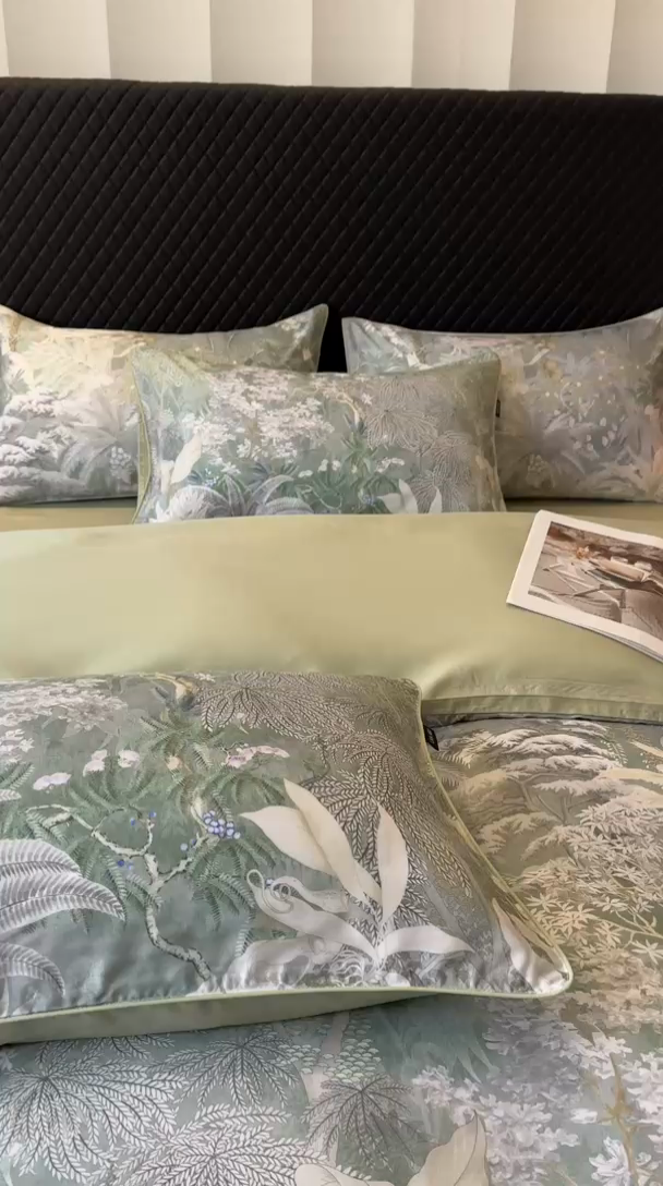 91家纺网 家纺一手货源 找家纺 芊寻家居 2025春夏新款50支莱赛尔天丝贡缎数码印花麻绳款四件套高端礼盒 阡陌丛林灰