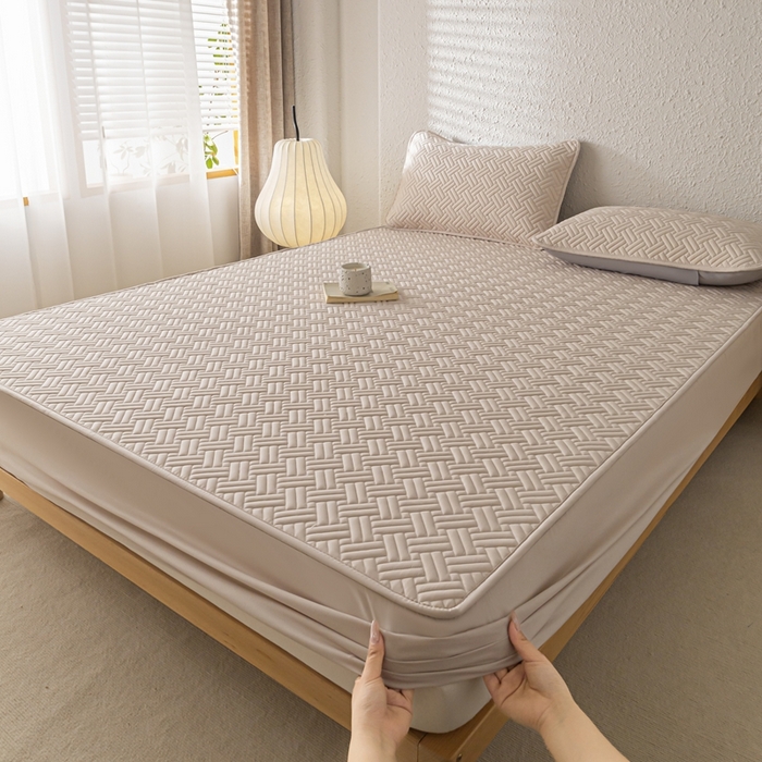 91家纺网 家纺一手货源 找家纺 欧邦 2025新款四季款纯色水洗棉夹棉床笠床垫保护罩-场景一 条格-卡其