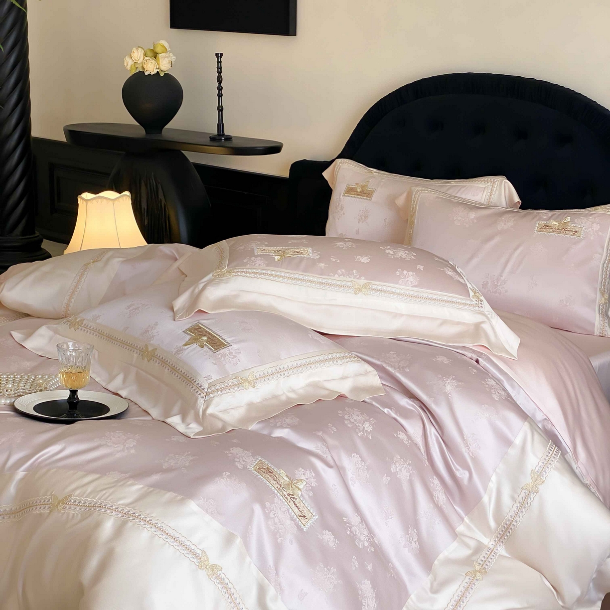 91家纺网 家纺一手货源 找家纺 太古汇家居 2025新款兰精天丝高精密提花-绣花“花间蝶影”系列  花间蝶影-粉色