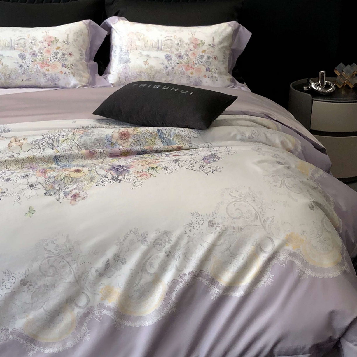 91家纺网 家纺一手货源 找家纺 2025新款高支高密长绒棉大版数码印花双拼系列四件套【券后不低于388】 露西娅-烟紫