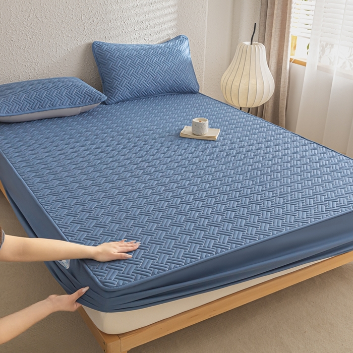 91家纺网 家纺一手货源 找家纺 欧邦 2025新款四季款纯色水洗棉夹棉床笠床垫保护罩-场景一 条格-宝蓝