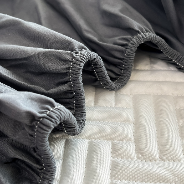 91家纺网 家纺一手货源 找家纺 欧邦 2025新款四季款纯色水洗棉夹棉床笠床垫保护罩-场景二 条格-深灰