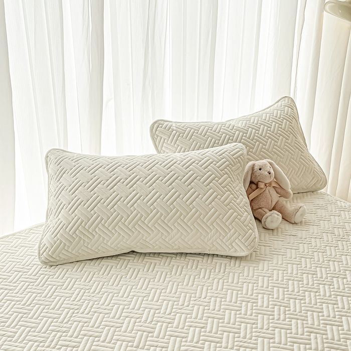 91家纺网 家纺一手货源 找家纺 欧邦 2025新款四季款纯色水洗棉夹棉床笠床垫保护罩-场景二 条格-白色