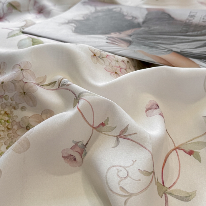 91家纺网 家纺一手货源 找家纺 洺兰家居 2025春夏新款100支莱赛尔天丝贡缎数码印花麻绳款四件套高端礼盒 绣球花语粉