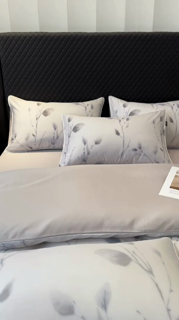 91家纺网 家纺一手货源 找家纺 芊寻家居 2025春夏新款50支莱赛尔天丝贡缎数码印花麻绳款四件套高端礼盒 静谧灰