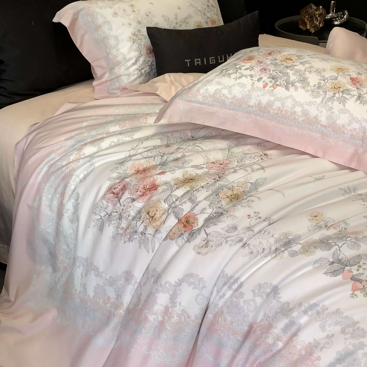 91家纺网 家纺一手货源 找家纺 2025新款高支高密长绒棉大版数码印花双拼系列四件套【券后不低于388】 一路繁花-粉色