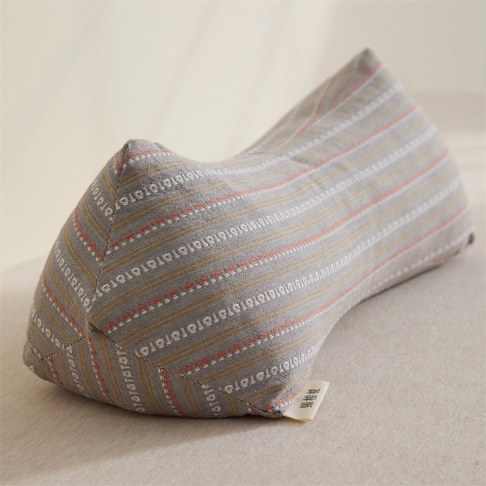 91家纺网 家纺一手货源 找家纺 大熊枕芯 2025新款全棉三角颈椎枕菱形荞麦枕枕头枕芯 三角菱形荞麦枕-咖15*45cm/对