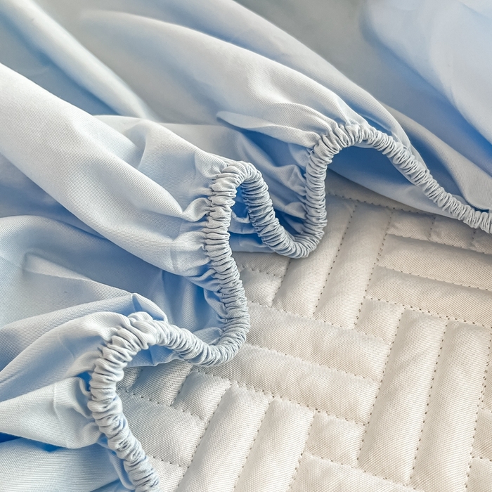 91家纺网 家纺一手货源 找家纺 欧邦 2025新款四季款纯色水洗棉夹棉床笠床垫保护罩-场景二 条格-天蓝