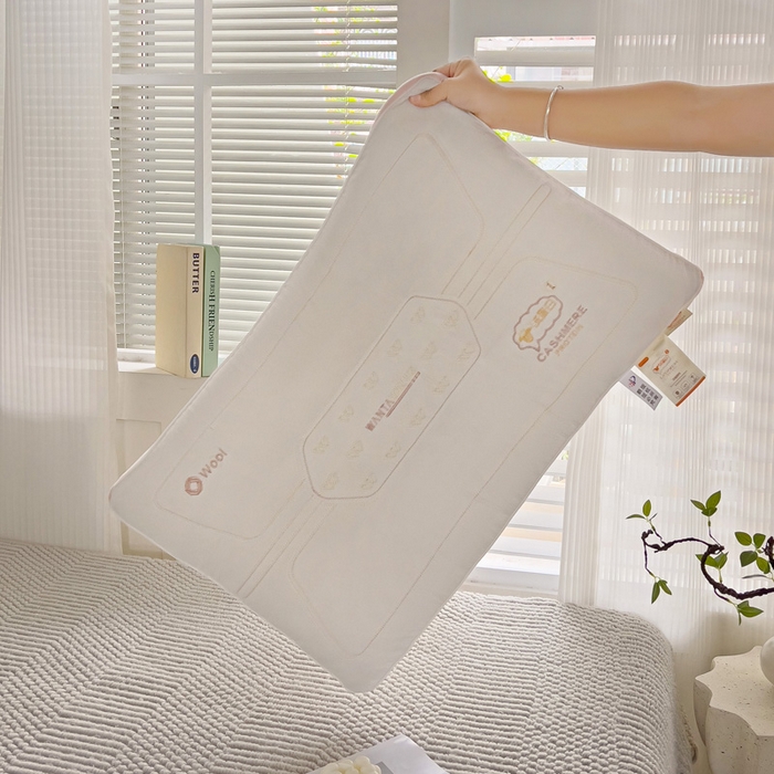 91家纺网 家纺一手货源 找家纺 （总）幸运草 2025新款刺绣羊绒蛋白枕头 成人家用性价比高的枕芯