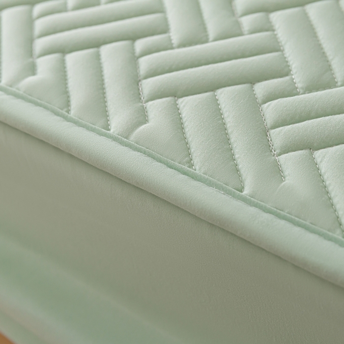 91家纺网 家纺一手货源 找家纺 欧邦 2025新款四季款纯色水洗棉夹棉床笠床垫保护罩-场景一 条格-水绿