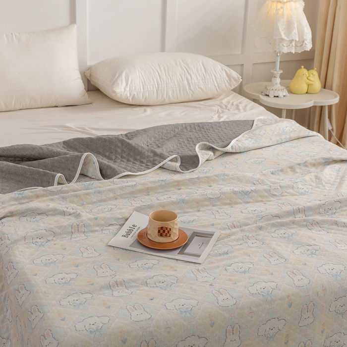 91家纺网 家纺一手货源 找家纺 乐家毛巾被（工厂自产自销） 2025新款A类全棉六层纱印花毛巾被 兔子小狗