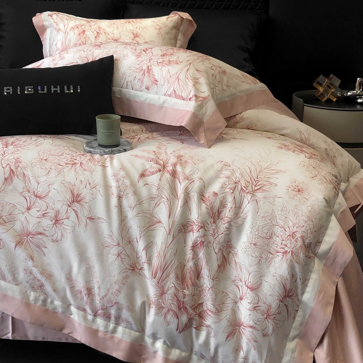 91家纺网 家纺一手货源 找家纺 2025新款高支高密长绒棉专版数码印花双拼系列四件套-卡梅伦【券后不低于378】 卡梅伦-粉