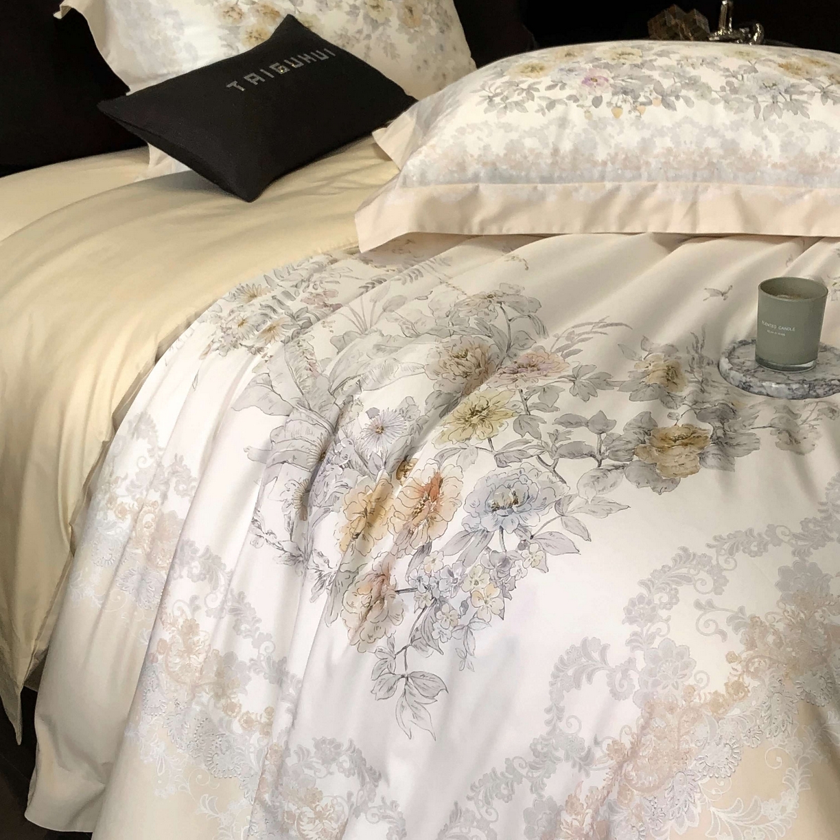 91家纺网 家纺一手货源 找家纺 2025新款高支高密长绒棉大版数码印花双拼系列四件套【券后不低于388】 一路繁花-米黄