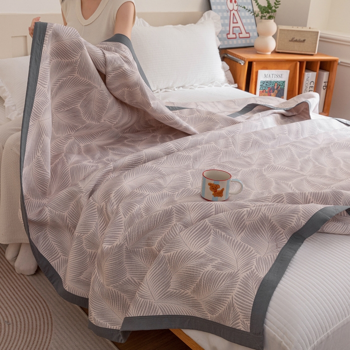 91家纺网 家纺一手货源 找家纺 2025新款A类纯棉针织三层纱提花多功能毯 灰色-暗香