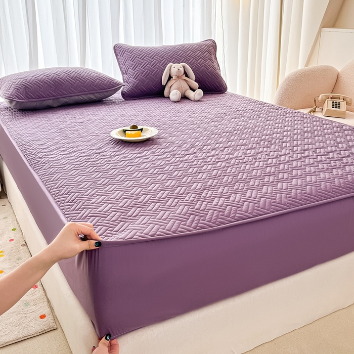 91家纺网 家纺一手货源 找家纺 欧邦 2025新款四季款纯色水洗棉夹棉床笠床垫保护罩-场景二 条格-深紫