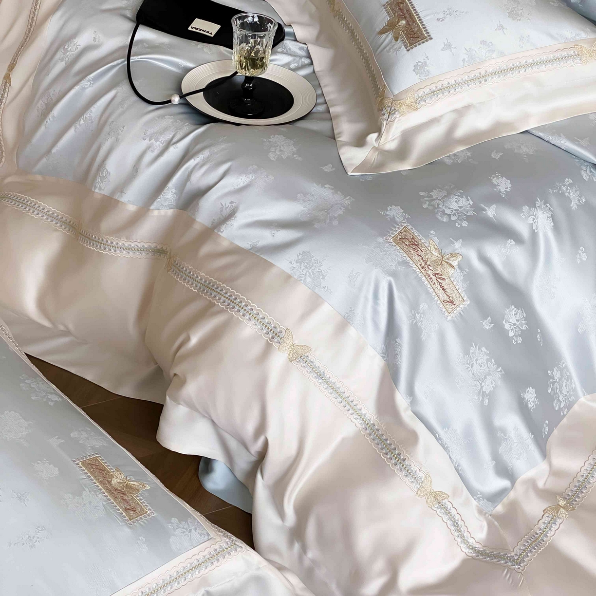 91家纺网 家纺一手货源 找家纺 太古汇家居 2025新款兰精天丝高精密提花-绣花“花间蝶影”系列  花间蝶影-蓝色