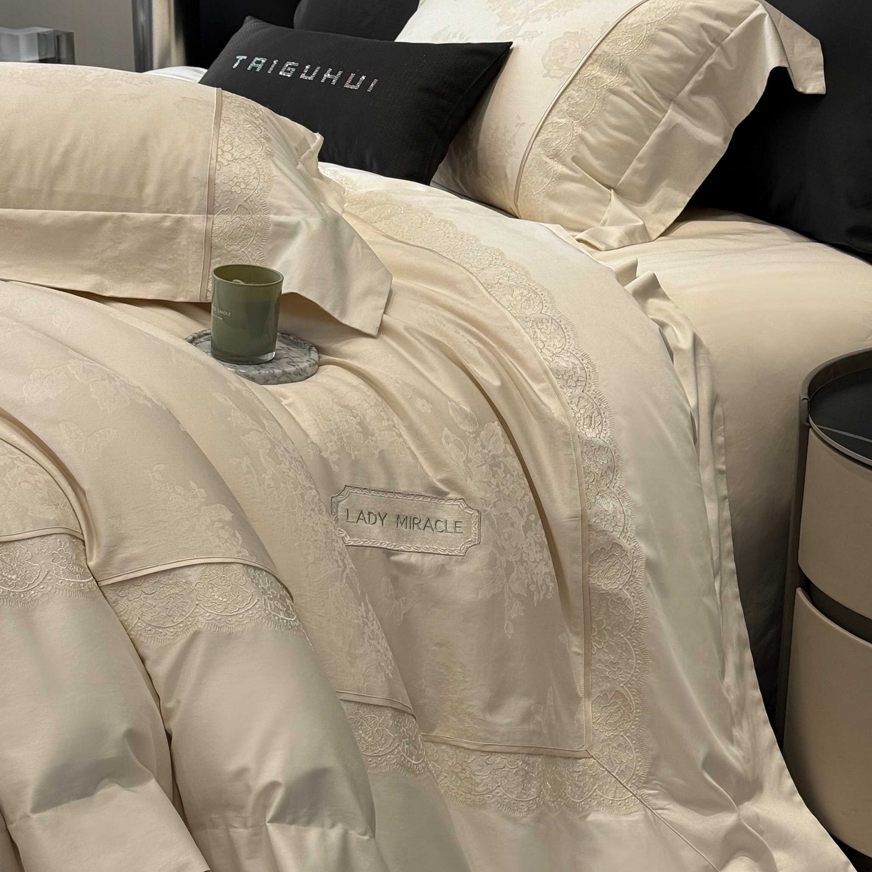 91家纺网 家纺一手货源 找家纺 太古汇家居 2025新款全棉提花绣花“伊莎贝拉”系列四件套 伊莎贝拉-米金色