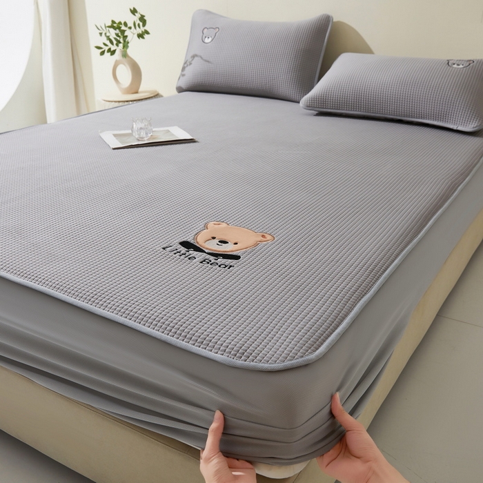 91家纺网 家纺一手货源 找家纺 （总）爱思凯家纺 2025新款【瑞宝熊】PE凉感床笠款冰豆豆软席凉席席子-场景一