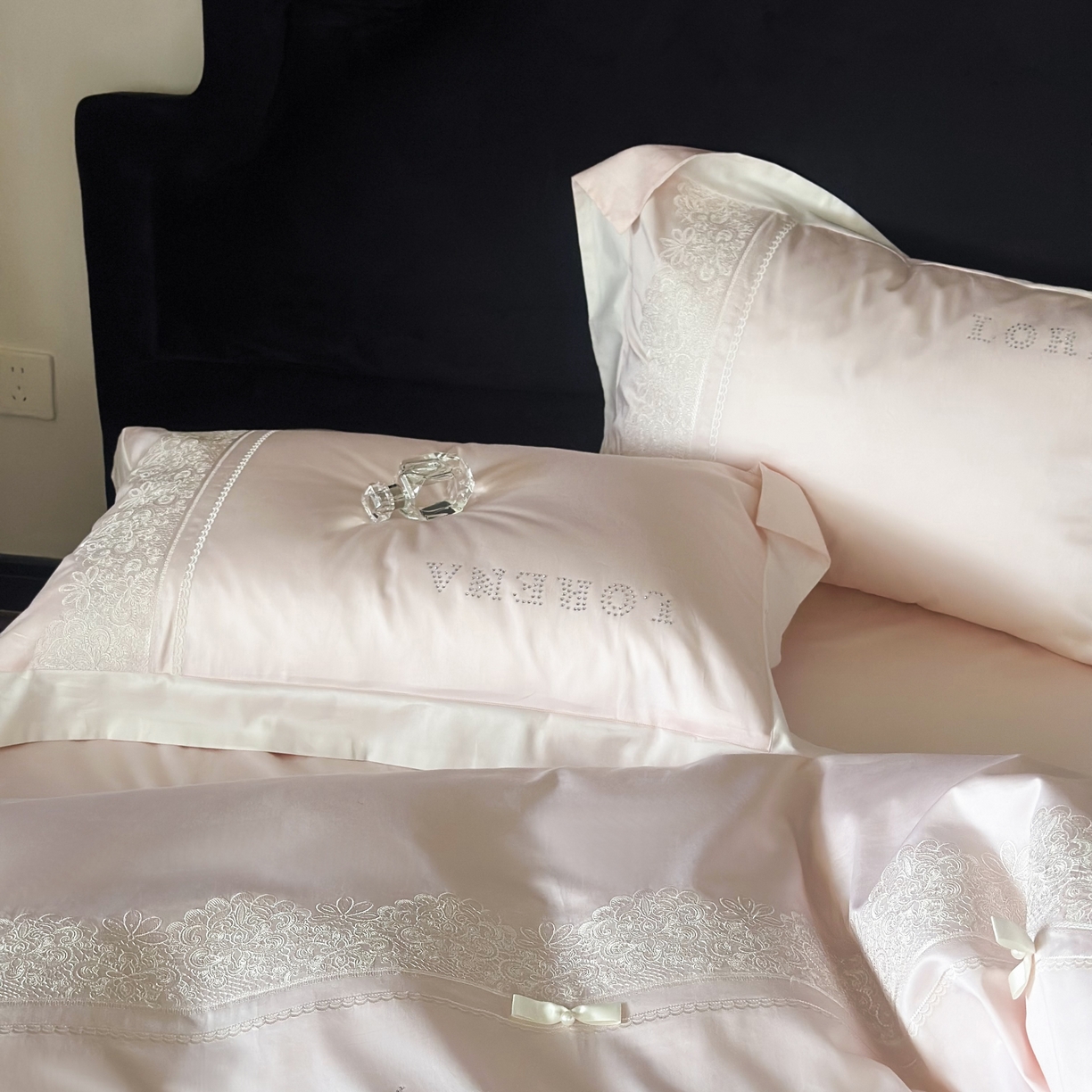 91家纺网 家纺一手货源 找家纺 （总）江涞 2025新款高端刺绣烫钻四件套-粉黛