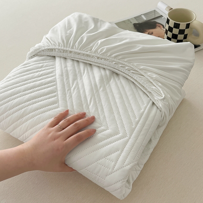 91家纺网 家纺一手货源 找家纺 十一家居 2025新款A类防水夹棉亲肤水洗棉床笠床垫保护套—几何系列 本白