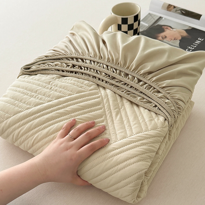 91家纺网 家纺一手货源 找家纺 十一家居 2025新款A类防水夹棉亲肤水洗棉床笠床垫保护套—几何系列 卡其