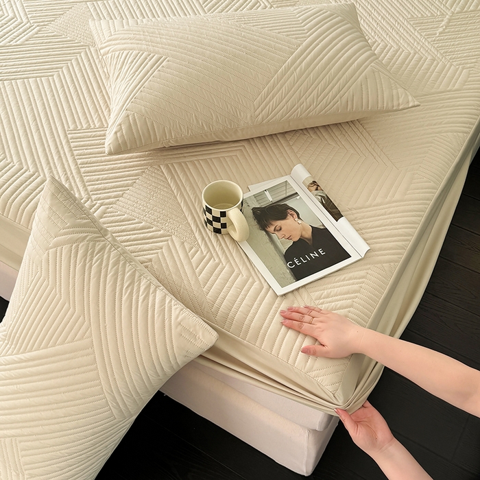 91家纺网 家纺一手货源 找家纺 十一家居 2025新款A类防水夹棉亲肤水洗棉床笠床垫保护套—几何系列 卡其