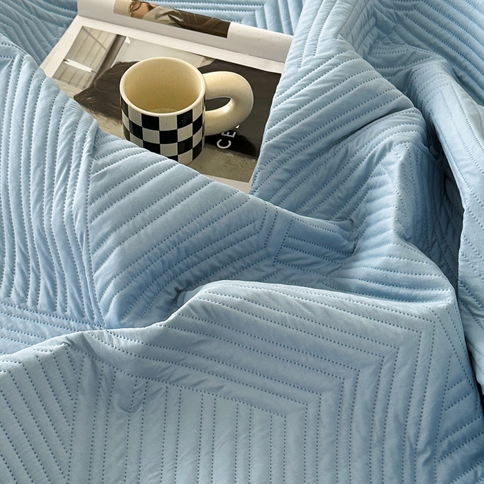 91家纺网 家纺一手货源 找家纺 十一家居 2025新款A类防水夹棉亲肤水洗棉床笠床垫保护套—几何系列 浅蓝